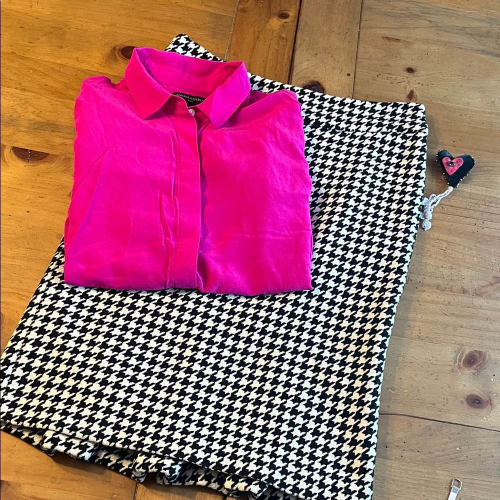 Houndstooth pencil skirt 💗🖤